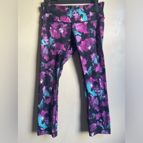 LULULEMON Wunder Under
Crop 6 Midnight Bloom Black Deep Fuschia - Picture 2 of 9